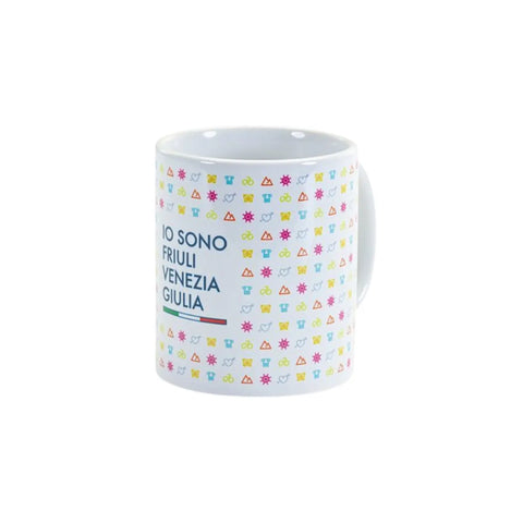 Mug bianca con grafica e logo Io Sono Friuli Venezia Giulia e bandiera italiana su sfondo bianco