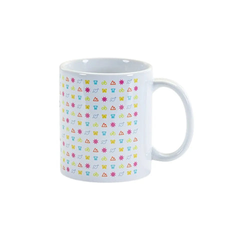 Mug bianca con grafica colorata su sfondo bianco