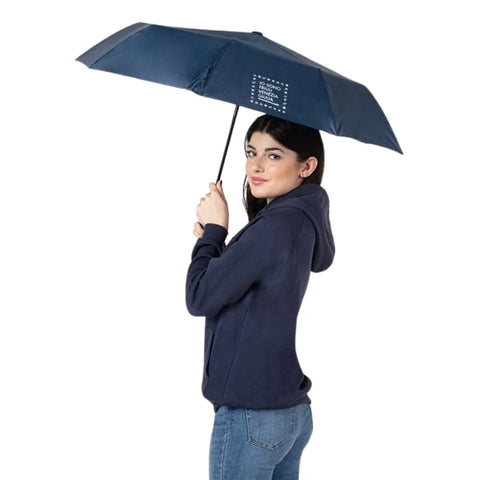 Ombrello blu con il logo bianco Io Sono Friuli Venezia Giulia aperto e portato da una ragazza