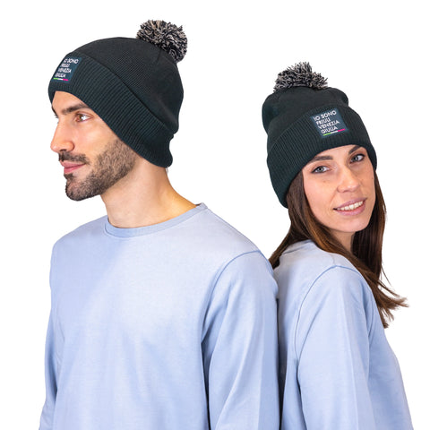 Berretto blu con pon pon bicolore e logo Io Sono Friuli Venezia Giulia indossato