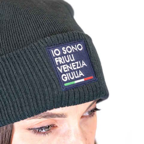 Dettaglio del logo Io Sono Friuli Venezia Giulia sul berretto pon pon