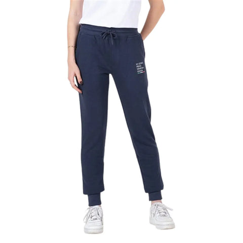 Pantalone tuta lungo blu unisex con logo Io Sono Friuli Venezia Giulia e bandiera italiana indossato da una donna
