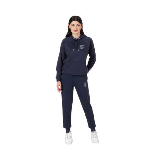 Tuta completa blu unisex con logo Io Sono Friuli Venezia Giulia e bandiera italiana indossato da una donna