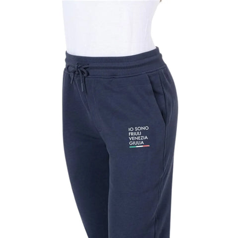 Pantalone tuta lungo blu unisex con logo Io Sono Friuli Venezia Giulia e bandiera italiana indossato da una donna vista laterale