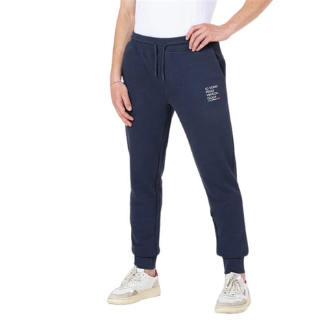 Pantalone tuta lungo blu unisex con logo Io Sono Friuli Venezia Giulia e bandiera italiana indossato da un uomo