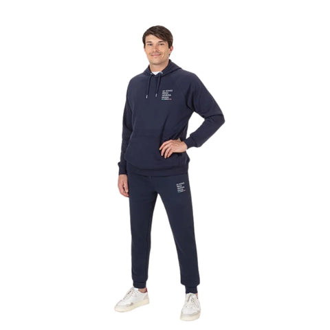 Tuta completa blu unisex con logo Io Sono Friuli Venezia Giulia e bandiera italiana indossato da un uomo