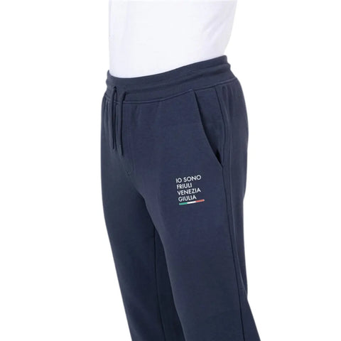 Pantalone tuta lungo blu unisex con logo Io Sono Friuli Venezia Giulia e bandiera italiana indossato da un uomo vista laterale