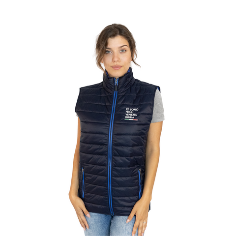 Piumino blu smanicato con tasche e cerniera in blu e logo Io Sono Friuli Venezia Giulia indossato da una ragazza su sfonfo bianco