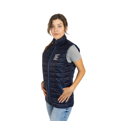 Piumino blu smanicato con tasche e cerniera in blu e logo Io Sono Friuli Venezia Giulia indossato da una ragazza vista laterale