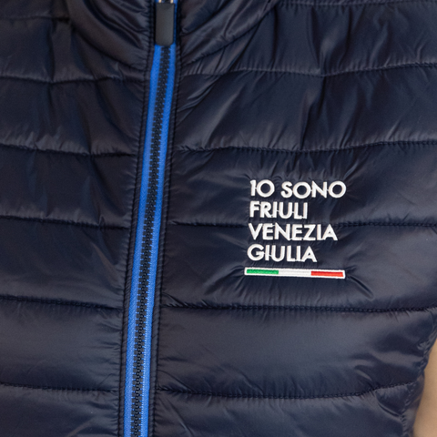 Dettaglio del piumino blu e del logo Io Sono Friuli Venezia Giulia con la bandiera italiana