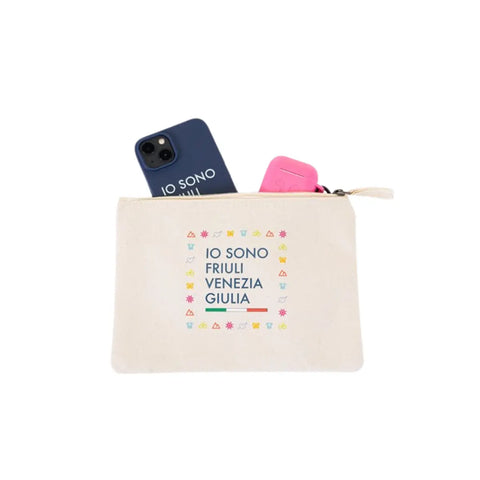 Pochette bianca con cerniera con il logo in blu Io Sono Friuli Venezia Giulia e bandiera italiana con cover blu e AirPods