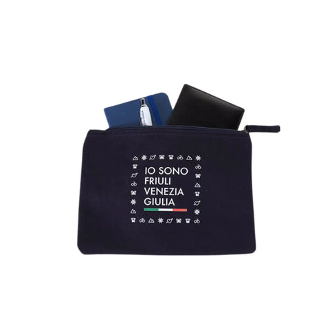 Pochette/borsa blu con logo grande bianco Io Sono Friuli Venezia Giulia e la bandiera italiana che contiene un'agenda e una penna