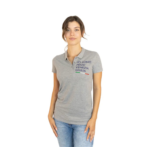 Polo grigia maniche corte da donna con logo grande Io Sono Friuli Venezia Giulia e bandiera italiana indossata vista frontale