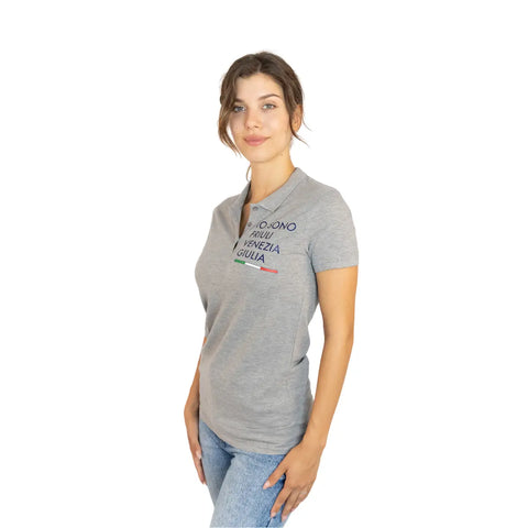 Polo grigia maniche corte da donna con logo grande Io Sono Friuli Venezia Giulia e bandiera italiana indossata vista laterale