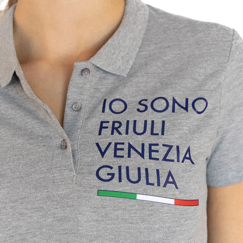 Dettaglio polo donna grigia con logo grande Io Sono Friuli Venezia Giulia e bandiera italiana