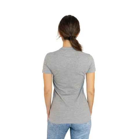 Polo grigia maniche corte da donna con logo grande Io Sono Friuli Venezia Giulia e bandiera italiana indossata vista da dietro