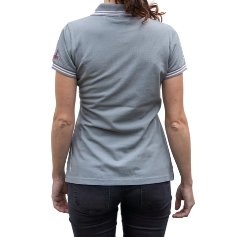 Polo Plenty grigia linea Barcolana indossata da una donna vista da dietro