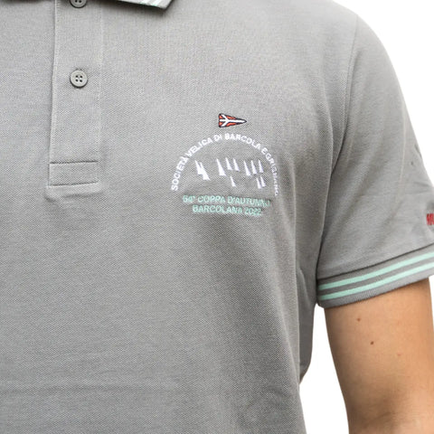 Dettaglio polo plenty grigia con logo Barcolana