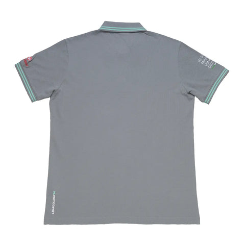 Polo manica corta grigia con righe azzurre e logo Barcolana a maniche corte su sfondo bianco vista da dietro