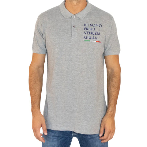 Polo grigia a maniche corte con logo grande Io Sono Friuli Venezia Giulia e la bandiera italiana vista frontale indossata da un uomo