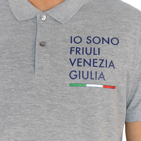 Dettaglio polo grigia con logo grande Io Sono Friuli Venezia Giulia e bandiera italiana