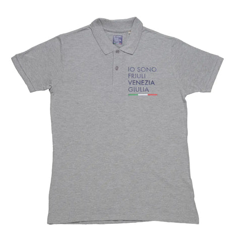 Polo grigia a maniche corte con logo grande Io Sono Friuli Venezia Giulia e la bandiera italiana su sfondo bianco