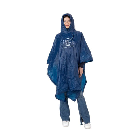 Poncho blu unisex indossato da una donna con cappuccio e logo grande Io Sono Friuli Venezia Giulia