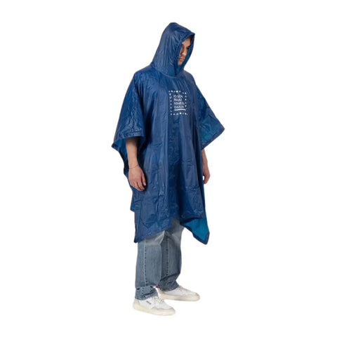 Poncho blu unisex indossato da un uomo con cappuccio e logo grande Io Sono Friuli Venezia Giulia