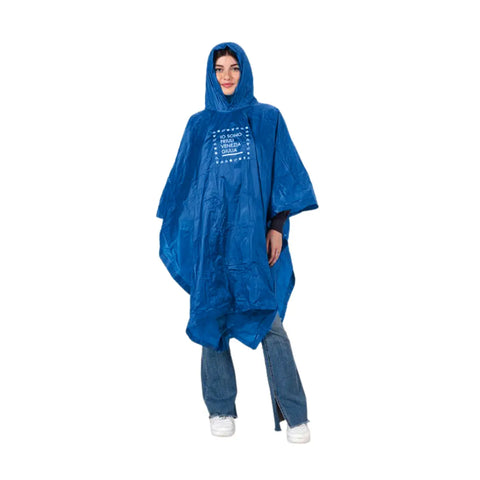 Poncho blu unisex indossato da una donna con cappuccio e logo grande Io Sono Friuli Venezia Giulia