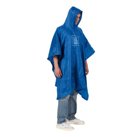 Poncho blu unisex indossato da un uomo con cappuccio e logo grande Io Sono Friuli Venezia Giulia