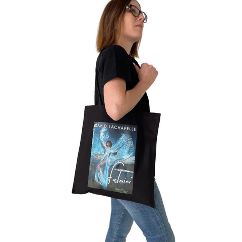 Shopper nera con stampa azzurra linea David LaChapelle con manici lunghi neri indossata da una ragazza