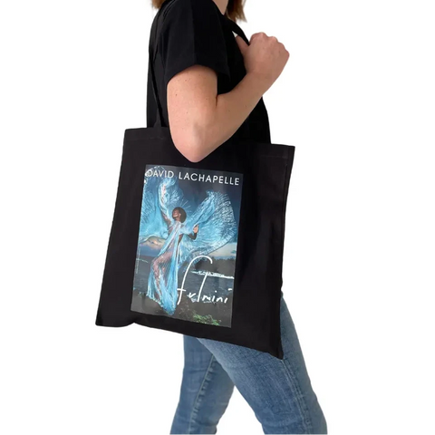 Shopper nera con stampa azzurra linea David LaChapelle con manici lunghi neri indossata da una ragazza