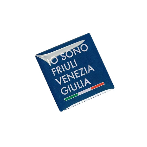 Spilla in metallo blu con logo bianco Io Sono Friuli Venezia Giulia e bandiera italiana