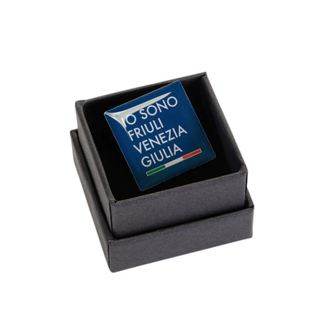 Scatola nera con spilla in metallo blu con logo bianco Io Sono Friuli Venezia Giulia e bandiera italiana