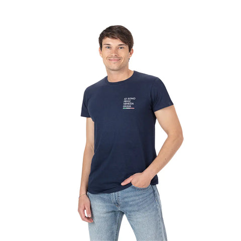 T-shirt blu girocollo indossata da un uomo con logo piccolo Io Sono Friuli Venezia Giulia e bandiera italiana