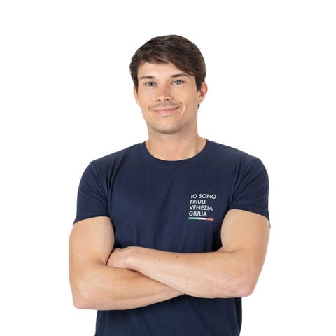 T-shirt blu girocollo indossata da un uomo con logo piccolo Io Sono Friuli Venezia Giulia e bandiera italiana
