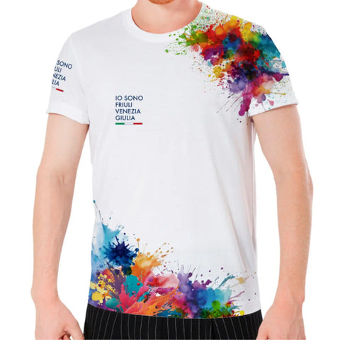T-shirt linea Colors bianca manica corta con logo Io Sono Friuli Venezia Giulia sulla spalla e sul fronte indossata da un uomo