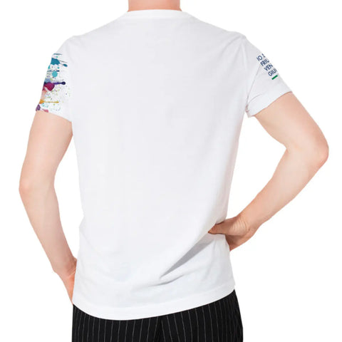 T-shirt linea Colors bianca manica corta con logo Io Sono Friuli Venezia Giulia sulla spalla vista da dietro indossata da un uomo
