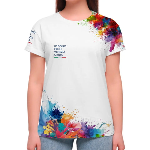 T-shirt linea Colors bianca manica corta con logo Io Sono Friuli Venezia Giulia sulla spalla e sul fronte indossata da una donna