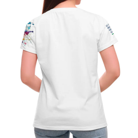 T-shirt linea Colors bianca manica corta con logo Io Sono Friuli Venezia Giulia sulla spalla vista da dietro indossata da una donna