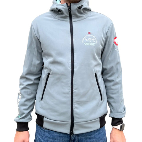 Giacca tech frontiera impermeabile colore grigio con logo Barcolana, cappuccio e polsini neri vista frontale