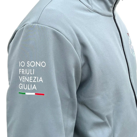 Dettaglio logo giacca impermeabile con logo grande Io Sono Friuli Venezia Giulia e la bandiera italiana