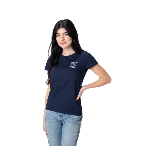 T-shirt donna blu girocollo maniche corte con logo piccolo Io Sono Friuli Venezia Giulia e bandiera italiana indossata da una ragazza