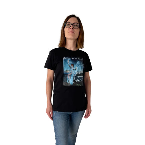 T-shirt nera girocollo unisex con grafica blu David Chapelle indossata da una donna