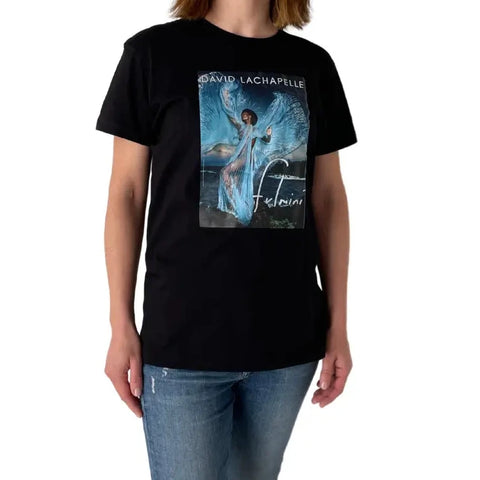 T-shirt nera girocollo unisex con grafica blu David Chapelle indossata da una donna