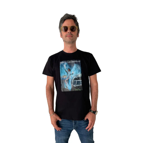 T-shirt nera girocollo unisex con grafica blu David Chapelle indossata da un uomo