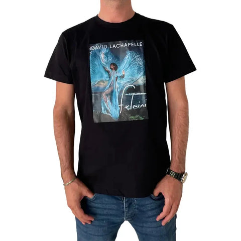 T-shirt nera girocollo unisex con grafica blu David Chapelle indossata da un uomo