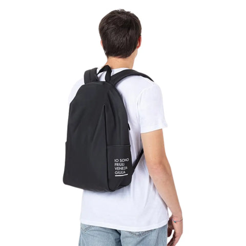 Zaino antracite porta PC impermeabile con logo Io Sono Friuli Venezia Giulia indossato da un ragazzo