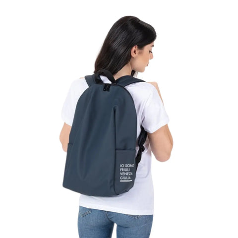 Zaino porta PC blu indossato da una ragazza con logo bianco Io Sono Friuli Venezia Giulia