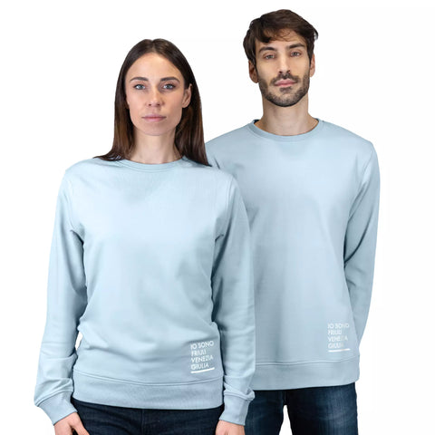 Felpa girocollo celeste unisex con logo in basso bianco Io Sono Friuli Venezia Giulia indossata